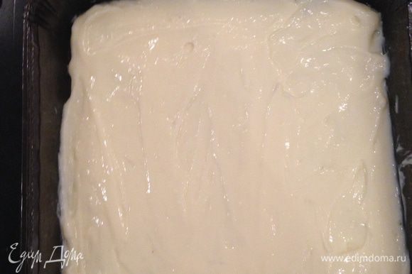 Тесто получится жидковатым. Перелить тесто в небольшую форму (силиконовую или покрытую пекарской бумагой).