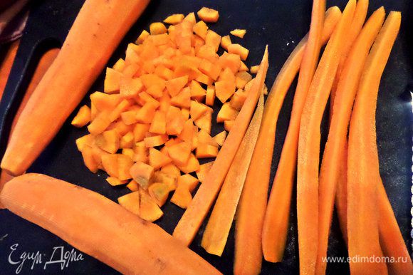 Морковь соответственно тоже чистим и делим примерно так. Я решила помельче, ну, чтобы никто не узнал морковку, пусть будет интрига!