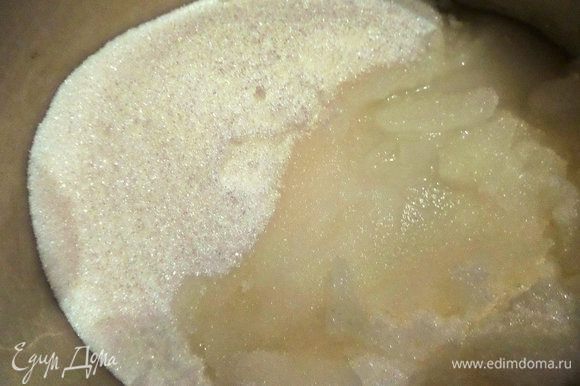 Высыпаем сахар в кастрюлю с толстым дном и добавим чуть воды (мы любим густое варенье). На медленном огне растапливаем сахар в сироп.