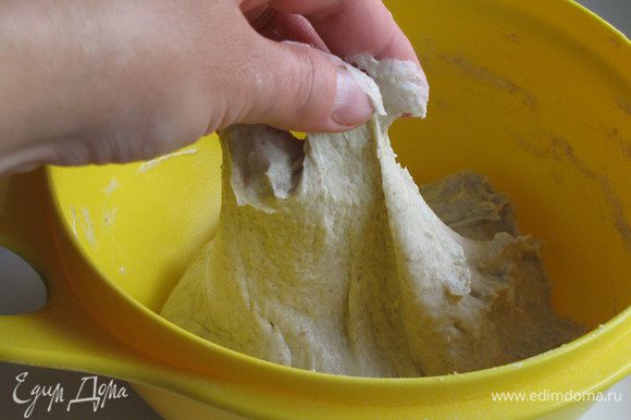 Добавить теплую воду и замесить тесто. Когда тесто станет однородным, добавить оливковое масло и месить еще несколько минут. Тесто получается липким, но муку лучше не добавлять. Накрыть тесто полотенцем и поставить в теплое место для подхода часа на полтора.