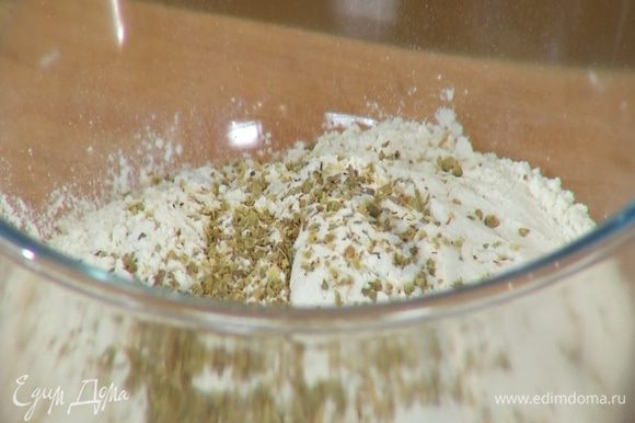 Муку перемешать с орегано, сахаром, разрыхлителем и щепоткой соли.