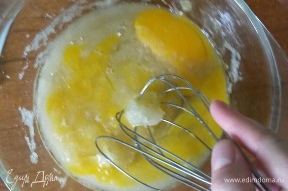 Яйца смешиваем с 200 гр сахара (остальной сахар будет использоваться позже) и взбиваем.
