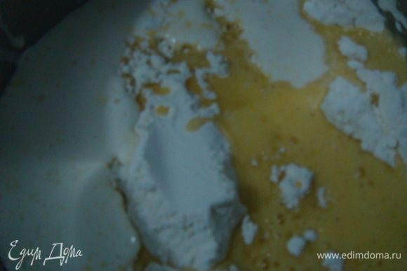 В миску с взбитыми яйцами ввести соду, гашенную уксусом, добавить часть муки, растопленный маргарин и перемешать.
