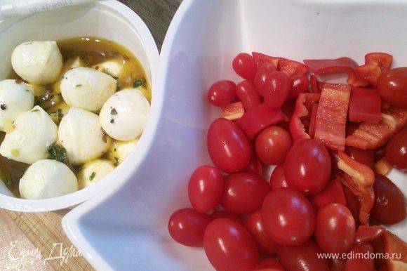 Моцареллу, если она в крупном шарике, порезать кубиком, если мини, то оставить как есть. Замариновать в трех ложках оливкового масла и смеси орегано с тимьяном. Подготовить помидоры и перец, нарезанный произвольно.