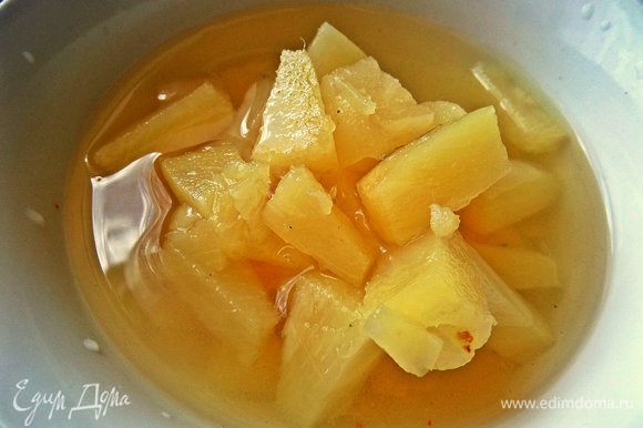 Возьмём готовые ананасовые кусочки пару ложек. Или используем свежий ананас.