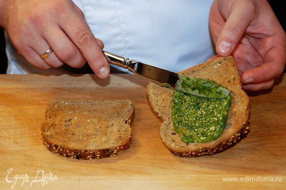 Хлеб подсушить в тостере или на сковороде без масла. На каждый ломтик хлеба намазать соус песто.
