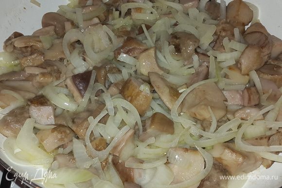 Жареные вареники с картошкой, грибами и луком