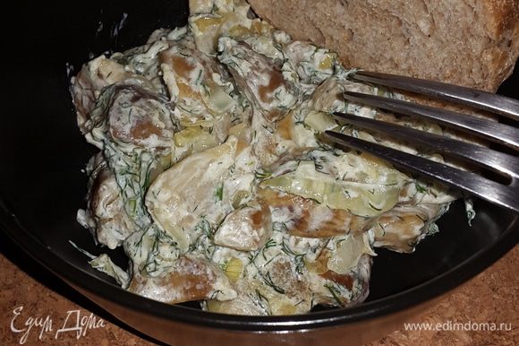 Свинина в сметанном соусе с горчицей на сковороде: рецепт - Лайфхакер