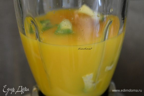 В блендер добавить очищенный авокадо от ядра и кожицы. Сок апельсиновый натуральный. Ваниль по желанию и мед.