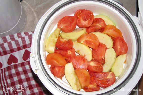 На помидорах сделать крестообразный надрез, ошпарить кипятком и снять кожицу. Разрезать пополам или на четыре части. Яблоки почистить и нарезать крупными кусочками. Выложить все в чашу мультиварки и готовить на пару 15 минут.