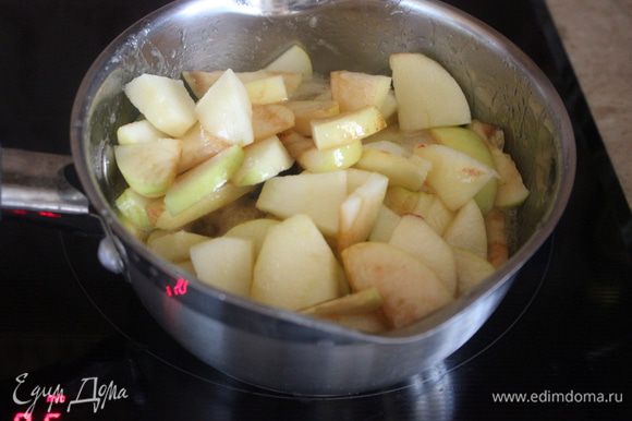 За 5 минут до конца приготовления добавьте сливки. Доведите их до кипения на слабом огне, проварите 2–3 мин, снимите сковороду с плиты и немного остудите. Удалите палочку корицы. Яблоки дадут сок, его мы сохраним, чтобы позже добавить в тесто.