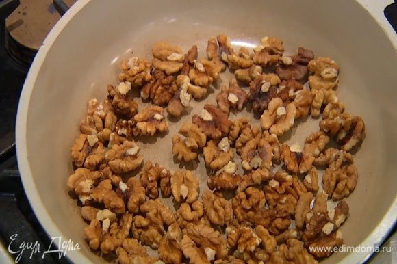 Грецкие орехи подсушить на разогретой сковороде.