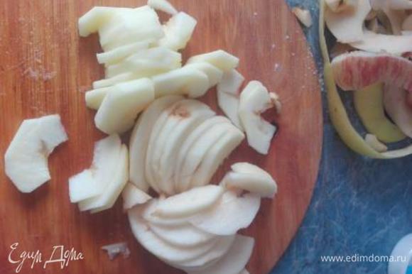 Очищаем яблоки от кожуры и семечек, нарезаем дольками.