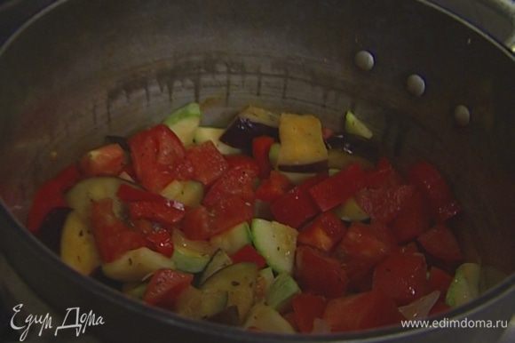 Добавить помидоры и сладкий перец, накрыть кастрюлю крышкой и тушить на небольшом огне 40 минут.
