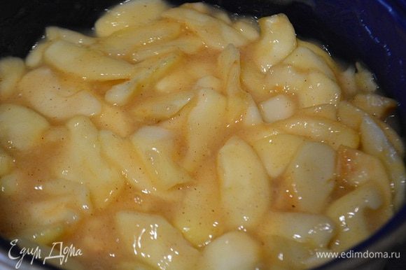 Яблоки очистить и порезать тонкими дольками, сбрызнуть лимонным соком. Добавить в сотейник к яблочному соку, перемешать и томить на огне 5 минут. Остудить.