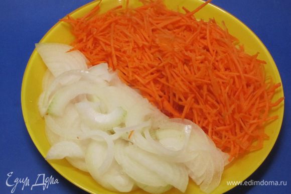 Морковь очистить, натереть на терке для моркови по-корейски. Лук очистить, нарезать тонкими полукольцами.