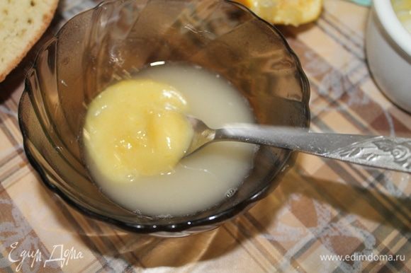 Выкладываем начинку. И пока пирог теплый заливаем его сиропом. Для этого выжимаем сок половины лимона и смешиваем его со столовой ложкой сахарной пудры (столовая ложка с горкой). По желанию (у меня всегда есть такое желание) можно добавить столовую ложку лимонного курда.
