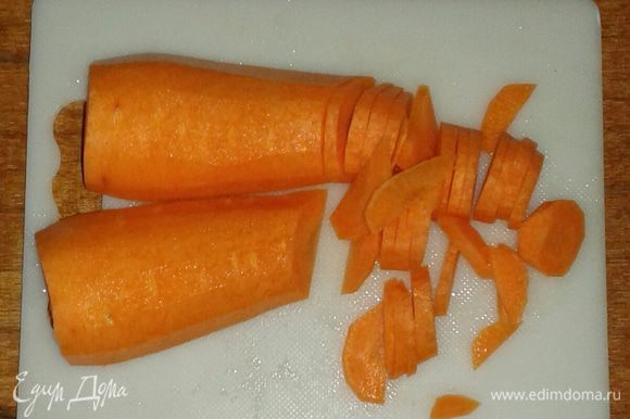 Режем на кусочки небольшую морковь.