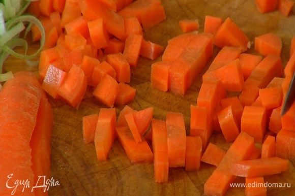 Стебель сельдерея и морковь порезать маленькими кубиками.