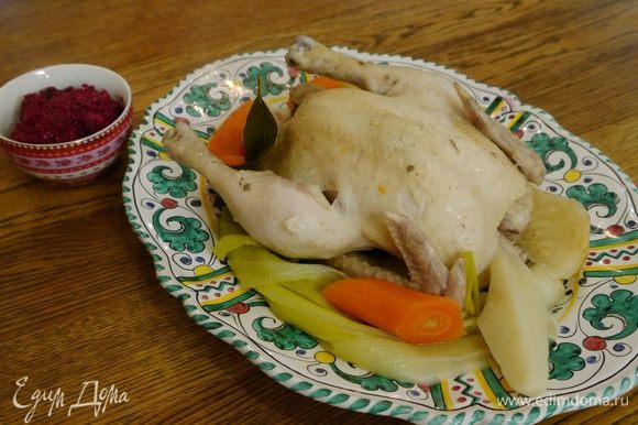Готового цыпленка подавать с овощами, с которыми он варился, и свекольным соусом.