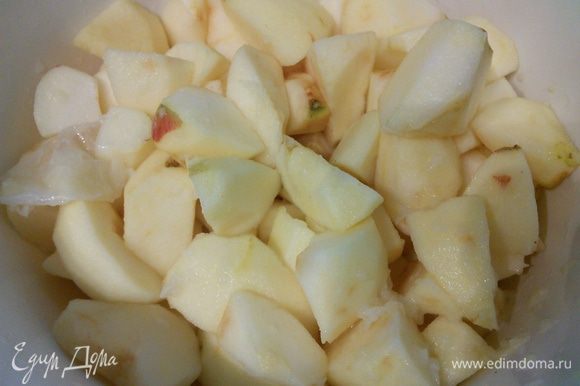 Яблоки очистить, порезать на 8 частей: сначала на четвертинки, затем ещё разочек поперёк, выжать на них лимонный сок и отставить в сторону.