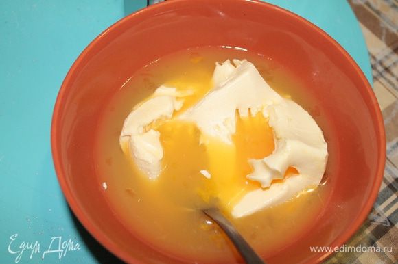 В воду добавить яйцо, масло размягченное и перемешайте вилкой.