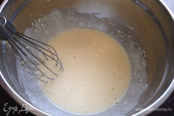 Добавить к яичной смеси сметану, смешанную с разрыхлителем и щепоткой соли. Хорошо перемешать.