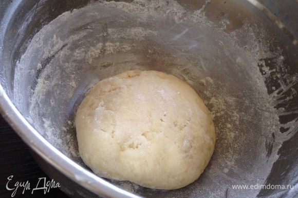 Постепенно посыпая просеянную муку, затем добавить растительное масло, замесить мягкое тесто. Убрать его в холодильник на 20-30 минут.