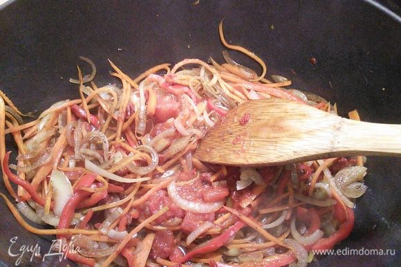 Обжарить овощи в ароматное масле. Добавить столовую ложку специй для плова, соус пассата и перемешать.