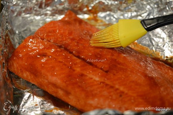 Смазать смешанным соусом рыбу, выложить на противень. Готовим на гриле или в духовке до готовности 20-25 минут.