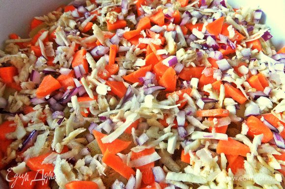 Рассыпать овощи на картофельный слой.