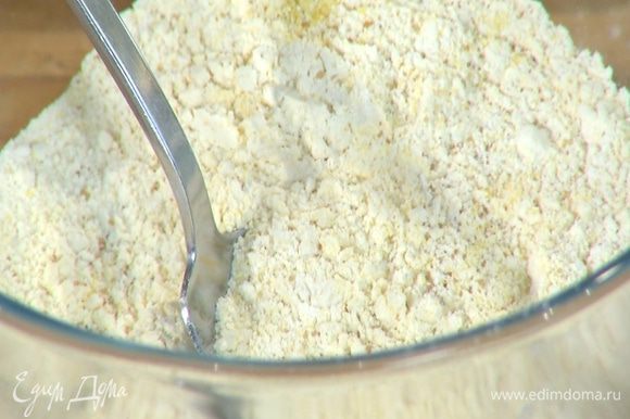 Приготовить тесто: оба вида муки перемешать с кукурузной крупой, сахаром, разрыхлителем и щепоткой соли.