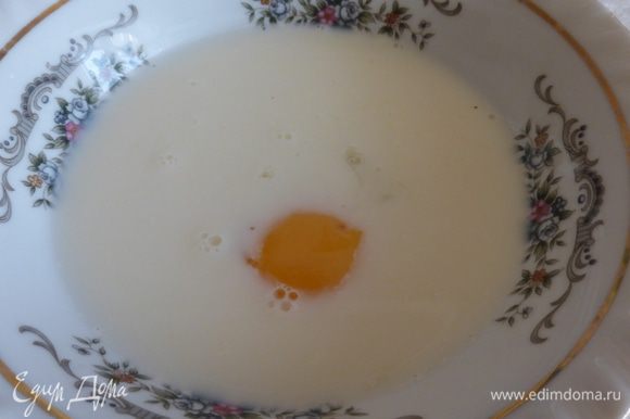 К яйцу добавить молоко и немного сбить венчиком.
