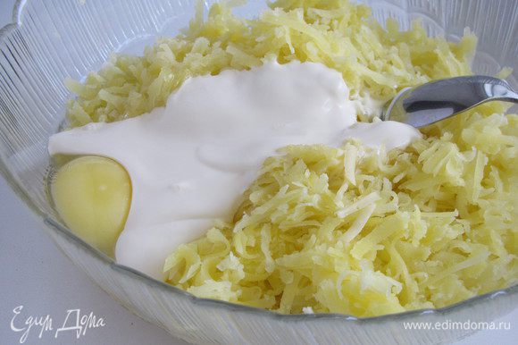 Остывший картофель так же натереть на крупной терке, добавить яйцо, сметану, оставшийся сыр. Посолить и поперчить по вкусу.