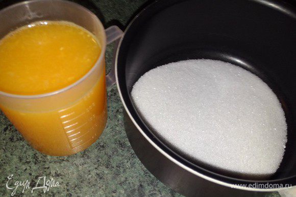 Минут за 10 до окончания выпечки кекса займёмся приготовлением соуса. Для этого в кастрюльке смешать сок 2 апельсинов и 40 г оставшегося сахара. У меня получился ровно стакан сока, т.к. апельсины у нас очень сочные.