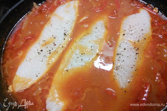 Выложить в сковороду рыбу, увеличить нагрев до среднего и готовить до готовности (10 - 15 мин).