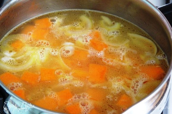 Залить овощи кипятком и бульоном и варить 15 минут.