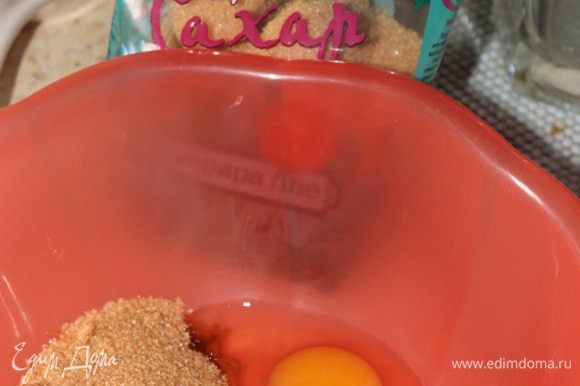 Для теста взбить яйца с сахаром до пышной массы. Затем добавить соль, ванильный сахар, разрыхлитель и просеянную муку. Взбить еще раз миксером в течение 2–3 мин.