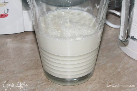 Пропустить полученную миндальную смесь через марлю, сложенную в несколько слоев и хорошо отжать. Получается около трех стаканов миндального молока.