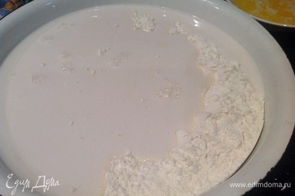 Просейте муку, добавьте дрожжи и тёплое молоко, замешивайте тесто, постепенно вливая масло.