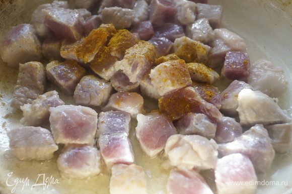 Свинину обжариваем на небольшом количестве растительного масла, соли, перчим и приправляем карри.