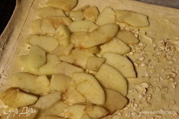 Сверху выложить нарезанные яблоки, добавить измельченные молотые грецкие орехи, лимонную цедру и посыпать корицей.