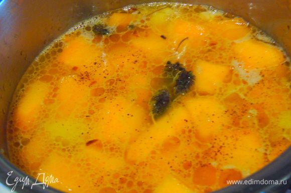 вливаем воду, солим, перчим, доводим до кипения и варим на среднем огне 15-20 минут, до готовности тыквы с картофелем.