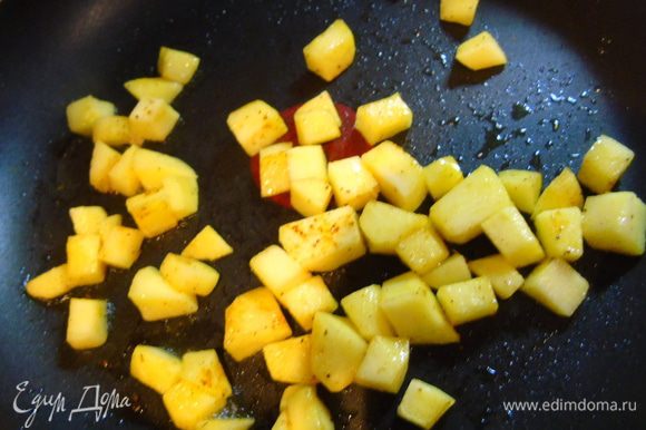 Пока суп вариться, яблоки очищаем, нарезаем кубиками и обжариваем на небольшом количестве масла, присыпав солью, перцем и карри. Яблоки должны стать золотистыми.