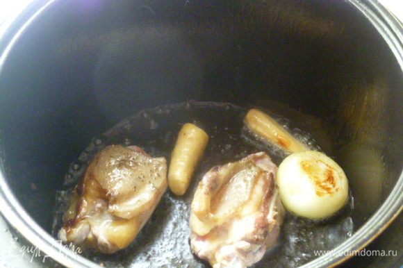Я люблю готовить такую картошечку именно в мультиварке. На дно чаши я наливаю немного растительного масла и на режиме Жарка обжариваю мясо с двух сторон и овощи: лук, пастернак и корень петрушки.