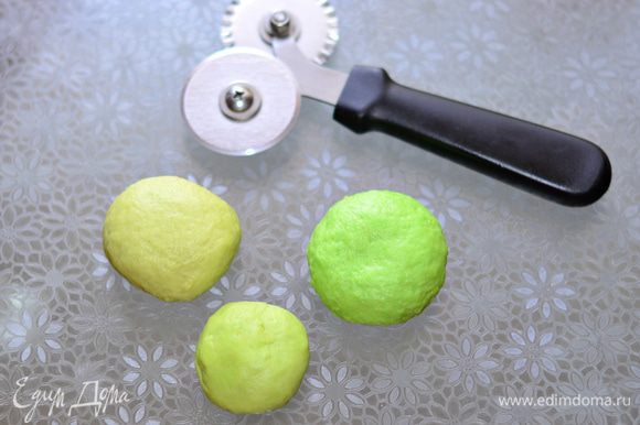 За 15 минут до готовности пирога начнем делать украшения. Остатки теста разделить на 3 части. Добавить в них зеленый пищевой краситель (по желанию). Количество красителя подбираем так, чтобы цвет каждой части был разным по насыщенности.