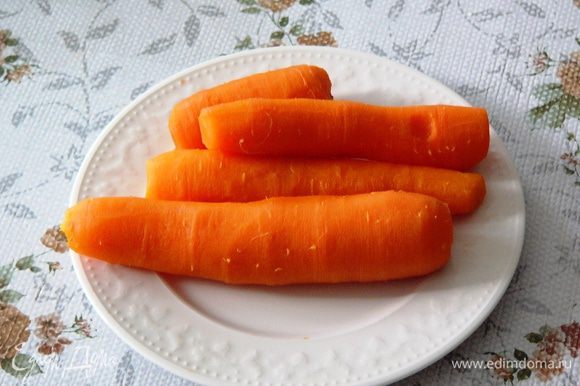 Одновременно поставить отвариваться морковь. Лучше не доводить ее до очень мягкого состояния, а достать, как только морковь можно будет проткнуть без усилий ножом. На это уйдет минут 15. Остудить и очистить.