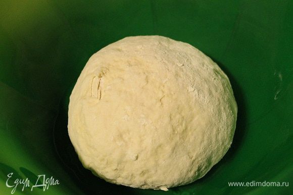 Смазать миску 1 ч. л. растительного масла, выложить в нее скатанное в шар тесто, накрыть пленкой и поставить в теплое место на 1,5-2 часа.