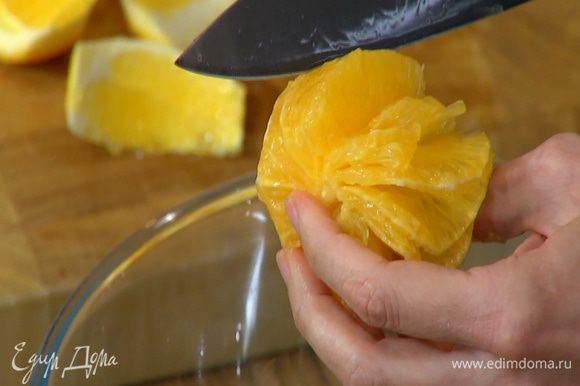 Апельсин почистить и вырезать мякоть, сохранив выделившийся при этом сок.