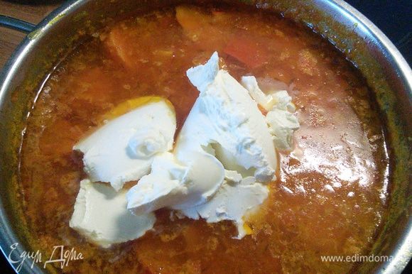 В суп добавим сметану и пюрируем погружным блендером, по необходимости можно добавить бульон, проверим на соль и перец.